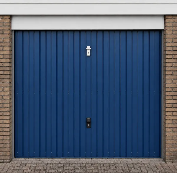 Blauwe kanteldeur van een garagebox met BoxCare beveiligingsset