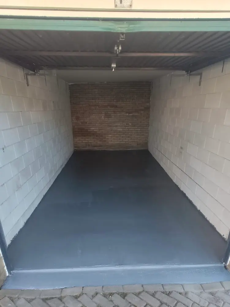 Vloercoating aangebracht in garagebox door BoxCare