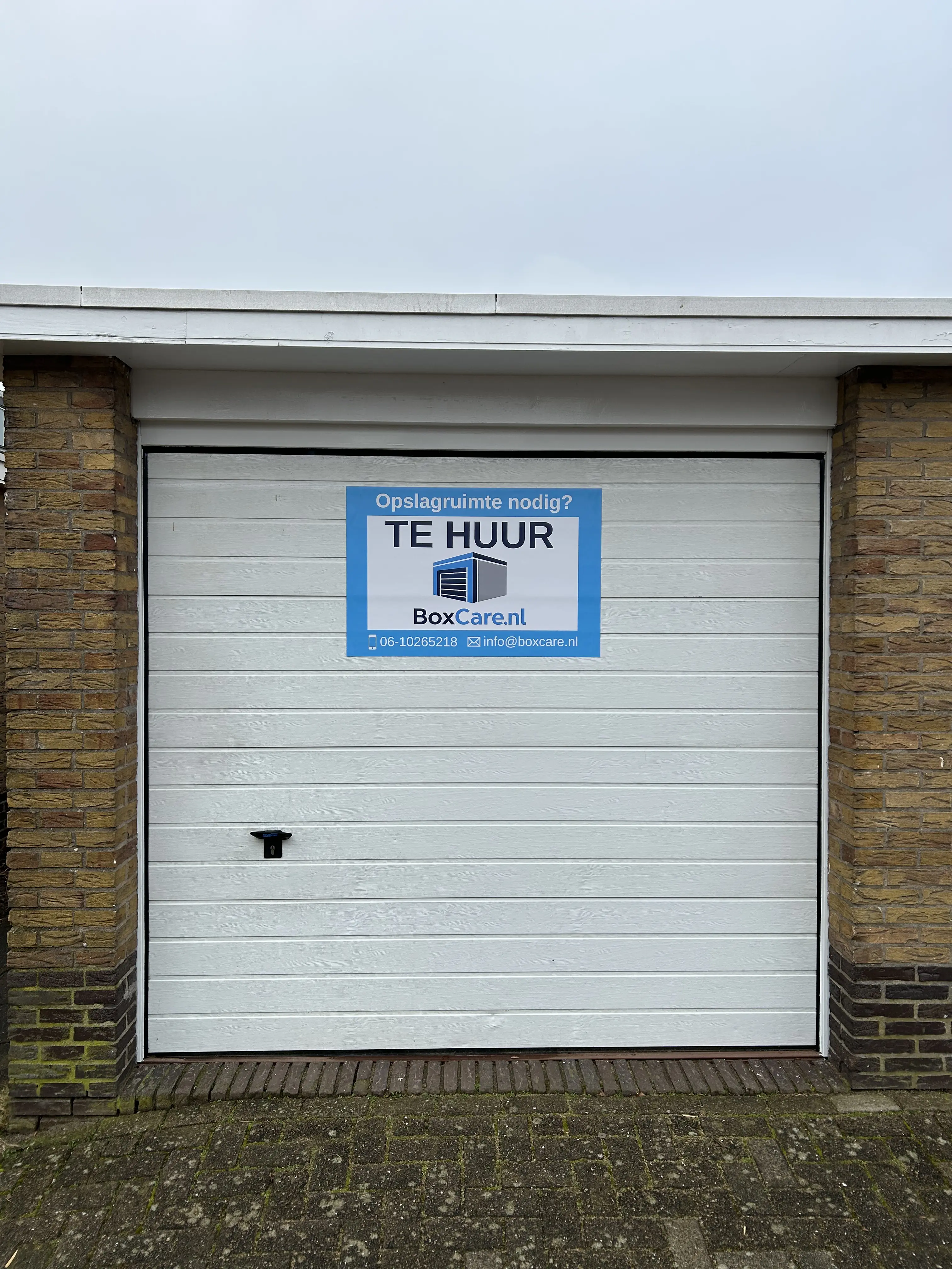 Opgeruimde, verhuurklare garagebox van binnen